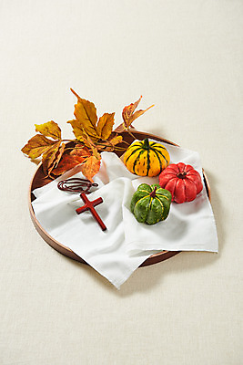 포토 JPG 스튜디오촬영 기독교 십자가 단풍 낙엽 호박 실내 사람없음 교회 가을 오브젝트 흰배경 감성 추수감사절 나무접시 국내포토 접시 계절 종교 백그라운드 컨셉 잎 채소 종교건축 내부 건물 흰색 파일형식