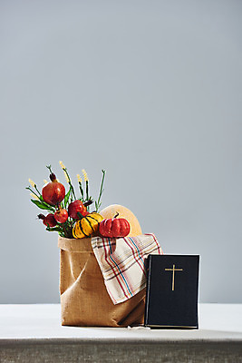 포토 JPG 스튜디오촬영 열매 기독교 십자가 호박 실내 사람없음 교회 바구니 성경 가을 오브젝트 흰배경 감성 석류 추수감사절 국내포토 식물 계절 종교 백그라운드 컨셉 채소 과일 종교용품 종교건축 내부 건물 흰색 파일형식
