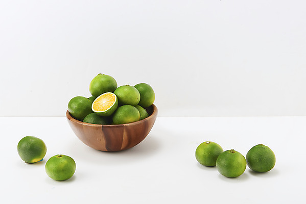 포토 JPG 스튜디오촬영 과일 자연 단면 실내 건강 누끼 사람없음 농작물 여러개 신선 오브젝트 흰배경 유기농 비타민 나무그릇 신맛 청귤 감기예방 국내포토 그릇 웰빙 다수 백그라운드 농업 내부 목재 흰색 맛 생태계 예방 영양소 파일형식