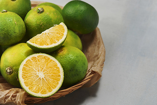 포토 JPG 스튜디오촬영 과일 자연 회색배경 단면 실내 건강 누끼 근접촬영 사람없음 농작물 여러개 신선 오브젝트 유기농 비타민 신맛 라탄접시 청귤 감기예방 국내포토 접시 웰빙 뷰포인트 다수 백그라운드 농업 내부 회색 맛 생태계 예방 영양소 파일형식