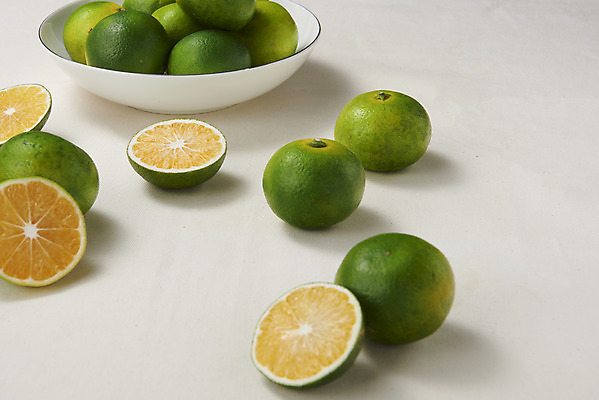 포토 JPG 스튜디오촬영 접시 과일 자연 단면 실내 건강 누끼 사람없음 농작물 여러개 신선 오브젝트 흰배경 유기농 비타민 신맛 청귤 감기예방 국내포토 식기 웰빙 다수 백그라운드 농업 내부 흰색 맛 생태계 예방 영양소 파일형식