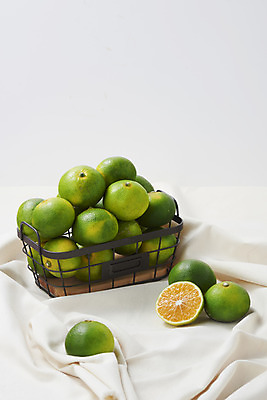 포토 JPG 스튜디오촬영 과일 자연 단면 실내 건강 누끼 사람없음 농작물 바구니 여러개 신선 천 오브젝트 흰배경 유기농 비타민 신맛 청귤 감기예방 국내포토 웰빙 다수 백그라운드 농업 내부 흰색 직물 맛 생태계 예방 영양소 파일형식