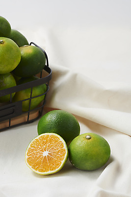 포토 JPG 스튜디오촬영 과일 자연 단면 실내 건강 누끼 사람없음 농작물 바구니 여러개 신선 천 오브젝트 흰배경 유기농 비타민 신맛 청귤 감기예방 국내포토 웰빙 다수 백그라운드 농업 내부 흰색 직물 맛 생태계 예방 영양소 파일형식