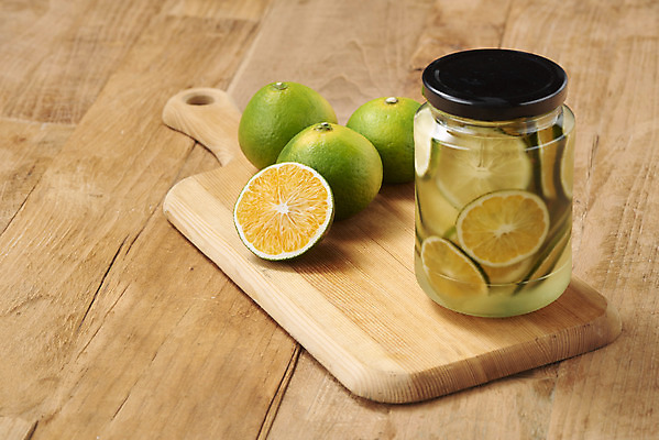 포토 JPG 스튜디오촬영 과일 자연 단면 유리병 실내 건강 누끼 사람없음 농작물 여러개 신선 오브젝트 유기농 비타민 나무도마 신맛 청귤 감기예방 청귤청 나무배경 국내포토 웰빙 다수 백그라운드 농업 병_용기 도마 내부 목재 맛 생태계 예방 영양소 파일형식 과일청