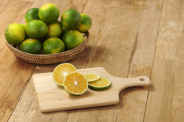 포토 JPG 스튜디오촬영 과일 자연 단면 실내 건강 누끼 사람없음 농작물 여러개 신선 오브젝트 유기농 비타민 나무도마 신맛 라탄접시 청귤 감기예방 나무배경 국내포토 접시 웰빙 다수 백그라운드 농업 도마 내부 목재 맛 생태계 예방 영양소 파일형식