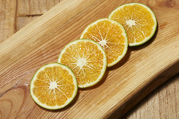 포토 JPG 스튜디오촬영 과일 자연 단면 실내 건강 누끼 근접촬영 사람없음 농작물 여러개 신선 오브젝트 유기농 비타민 나무도마 신맛 청귤 감기예방 나무배경 국내포토 웰빙 뷰포인트 다수 백그라운드 농업 도마 내부 목재 맛 생태계 예방 영양소 파일형식