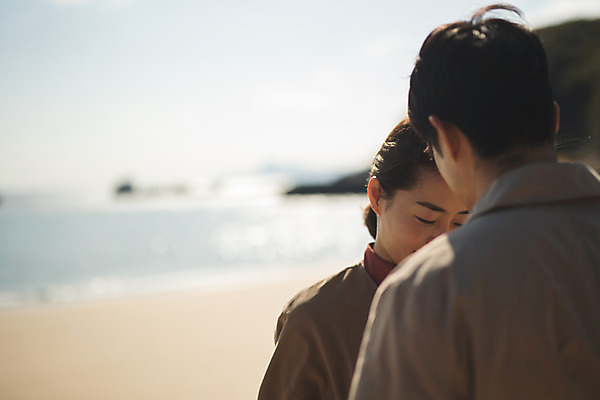 포토 JPG 주간 커플 응시 여자 남자 바다 커플라이프 섬 여행 서기 사람 상반신 성인 야외 두명 옆모습 뒷모습 30대 마주보기 다정 한국인 인천 성인만 옹진군 국내포토 자연요소 라이프스타일 시선 뷰포인트 컨셉 관계 모션 한국 동양인 장년 파일형식