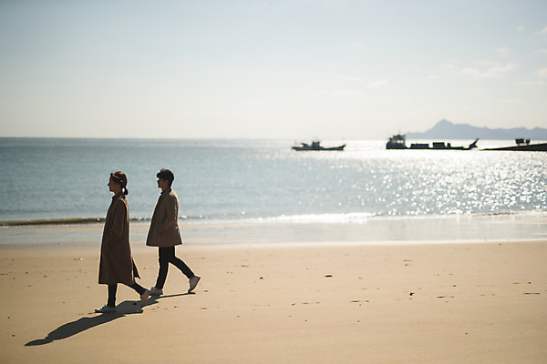 포토 JPG 주간 전신 커플 응시 여자 남자 바다 커플라이프 섬 여행 사람 성인 야외 두명 옆모습 30대 걷기 다정 한국인 주머니손 인천 성인만 옹진군 국내포토 자연요소 라이프스타일 시선 뷰포인트 컨셉 관계 모션 한국 동양인 장년 파일형식