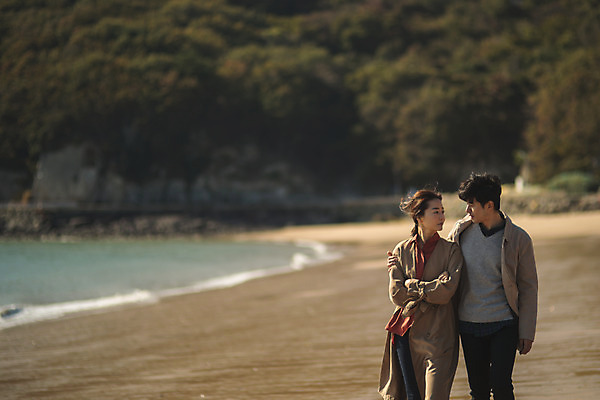 포토 JPG 주간 커플 응시 여자 남자 바다 커플라이프 섬 여행 어깨동무 사람 상반신 성인 야외 두명 앞모습 30대 마주보기 걷기 팔짱 다정 한국인 인천 성인만 옹진군 국내포토 자연요소 라이프스타일 시선 뷰포인트 포즈 컨셉 관계 모션 한국 동양인 장년 파일형식