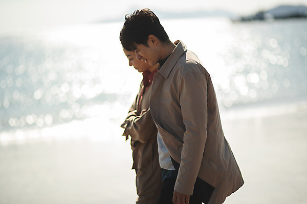 포토 JPG 주간 커플 응시 여자 남자 바다 커플라이프 섬 여행 어깨동무 미소 사람 상반신 성인 야외 두명 옆모습 30대 걷기 팔짱 다정 한국인 인천 성인만 옹진군 국내포토 자연요소 라이프스타일 시선 뷰포인트 포즈 컨셉 관계 모션 한국 표정 동양인 장년 파일형식