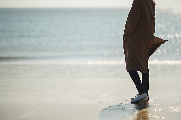 포토 JPG 주간 여자 바다 섬 여행 한명 서기 사람 성인 해변 야외 뒷모습 30대 한국인 하반신 인천 성인여자한명만 옹진군 국내포토 자연요소 1 뷰포인트 모션 한국 동양인 장년 여자한명만 성인여자만 파일형식
