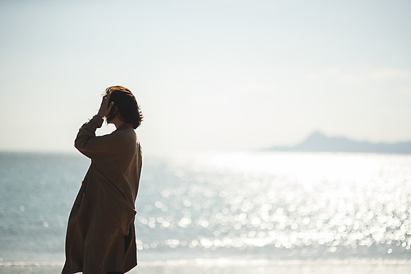 포토 JPG 주간 여자 바다 섬 여행 한명 서기 사람 상반신 성인 야외 옆모습 뒷모습 30대 한국인 인천 성인여자한명만 옹진군 국내포토 자연요소 1 뷰포인트 모션 한국 동양인 장년 여자한명만 성인여자만 파일형식