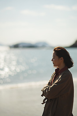 포토 JPG 주간 응시 여자 바다 섬 여행 한명 서기 사람 상반신 성인 야외 옆모습 30대 팔짱 한국인 인천 성인여자한명만 옹진군 국내포토 자연요소 1 시선 뷰포인트 모션 한국 동양인 장년 여자한명만 성인여자만 파일형식