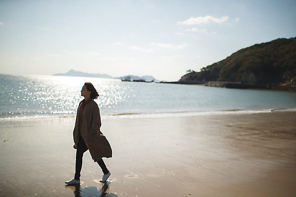 포토 JPG 주간 전신 응시 여자 바다 섬 여행 한명 사람 성인 해변 야외 옆모습 30대 걷기 한국인 주머니손 인천 성인여자한명만 옹진군 국내포토 자연요소 1 시선 뷰포인트 모션 한국 동양인 장년 여자한명만 성인여자만 파일형식