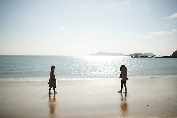포토 JPG 주간 전신 커플 응시 여자 남자 바다 커플라이프 섬 여행 포즈 서기 들기 사람 성인 해변 야외 두명 옆모습 30대 마주보기 카메라 사진촬영 다정 한국인 인천 성인만 옹진군 국내포토 자연요소 라이프스타일 시선 뷰포인트 컨셉 관계 모션 한국 동양인 장년 전자제품 촬영 파일형식