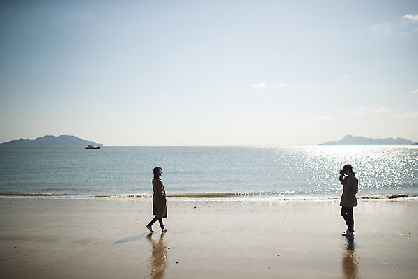 포토 JPG 주간 전신 커플 응시 여자 남자 바다 커플라이프 섬 여행 포즈 서기 들기 사람 성인 해변 야외 두명 옆모습 30대 마주보기 카메라 사진촬영 다정 한국인 인천 성인만 옹진군 국내포토 자연요소 라이프스타일 시선 뷰포인트 컨셉 관계 모션 한국 동양인 장년 전자제품 촬영 파일형식