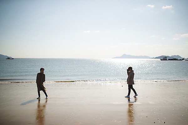 포토 JPG 주간 전신 커플 응시 여자 남자 바다 커플라이프 섬 여행 포즈 서기 들기 사람 성인 해변 야외 두명 옆모습 30대 마주보기 카메라 사진촬영 다정 한국인 인천 성인만 옹진군 국내포토 자연요소 라이프스타일 시선 뷰포인트 컨셉 관계 모션 한국 동양인 장년 전자제품 촬영 파일형식