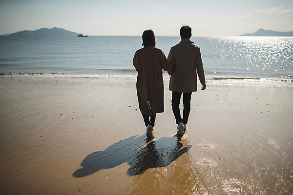 포토 JPG 주간 전신 커플 여자 남자 바다 커플라이프 섬 여행 사람 성인 해변 야외 두명 뒷모습 30대 걷기 팔짱 다정 한국인 인천 성인만 옹진군 국내포토 자연요소 라이프스타일 뷰포인트 컨셉 관계 모션 한국 동양인 장년 파일형식