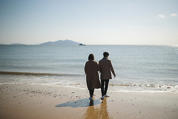 포토 JPG 주간 전신 커플 여자 남자 바다 커플라이프 섬 여행 사람 성인 해변 야외 두명 뒷모습 30대 걷기 팔짱 다정 한국인 인천 성인만 옹진군 국내포토 자연요소 라이프스타일 뷰포인트 컨셉 관계 모션 한국 동양인 장년 파일형식