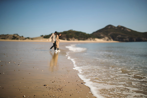 포토 JPG 주간 전신 커플 여자 남자 바다 커플라이프 섬 여행 사람 성인 해변 야외 두명 옆모습 아웃포커스 30대 걷기 팔짱 다정 한국인 인천 놀기 성인만 옹진군 국내포토 자연요소 라이프스타일 뷰포인트 컨셉 관계 모션 한국 촬영기법 동양인 장년 파일형식