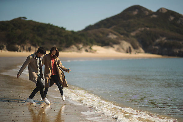 포토 JPG 주간 전신 커플 여자 남자 바다 커플라이프 섬 여행 사람 성인 해변 야외 두명 옆모습 30대 걷기 팔짱 다정 한국인 인천 놀기 성인만 옹진군 국내포토 자연요소 라이프스타일 뷰포인트 컨셉 관계 모션 한국 동양인 장년 파일형식