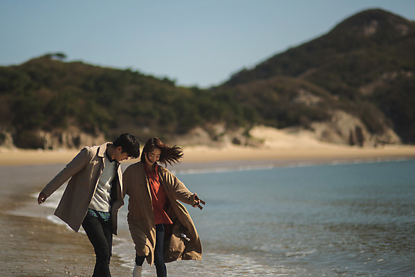 포토 JPG 주간 커플 여자 남자 바다 커플라이프 섬 여행 사람 상반신 성인 해변 야외 두명 옆모습 30대 걷기 팔짱 다정 한국인 인천 놀기 성인만 옹진군 국내포토 자연요소 라이프스타일 뷰포인트 컨셉 관계 모션 한국 동양인 장년 파일형식