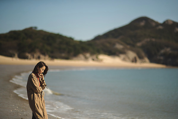 포토 JPG 주간 응시 여자 바다 섬 여행 생각 한명 서기 사람 상반신 성인 해변 야외 옆모습 30대 턱괴기 한국인 인천 성인여자한명만 옹진군 국내포토 자연요소 1 시선 뷰포인트 모션 한국 동양인 장년 여자한명만 성인여자만 파일형식