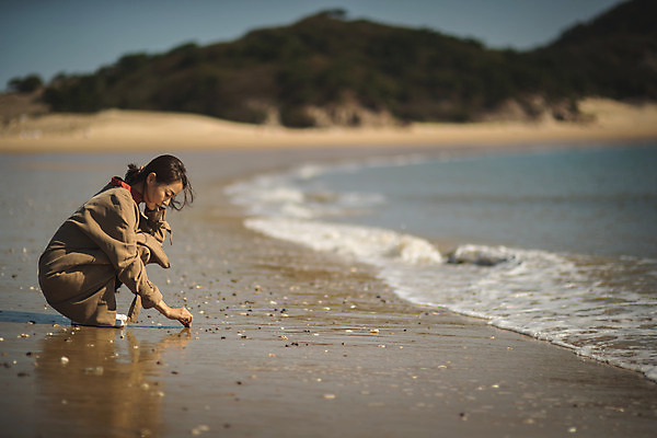 포토 JPG 주간 전신 응시 여자 바다 섬 여행 생각 한명 사람 앉기 성인 해변 야외 옆모습 30대 한국인 기록 인천 성인여자한명만 옹진군 국내포토 자연요소 1 시선 뷰포인트 모션 한국 동양인 장년 여자한명만 성인여자만 파일형식