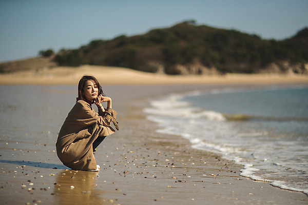 포토 JPG 주간 전신 커플 응시 바다 커플라이프 섬 여행 휴식 한명 사람 앉기 성인 해변 야외 옆모습 30대 턱괴기 한국인 인천 옹진군 국내포토 자연요소 1 라이프스타일 시선 뷰포인트 컨셉 관계 모션 한국 동양인 장년 파일형식