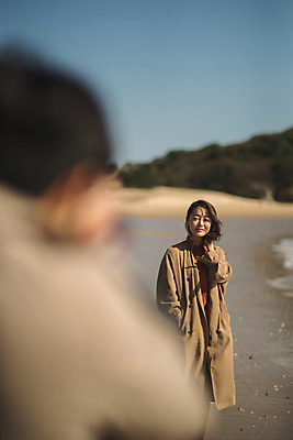 포토 JPG 주간 커플 응시 여자 남자 커플라이프 섬 여행 포즈 서기 미소 들기 사람 상반신 성인 해변 야외 두명 앞모습 뒷모습 아웃포커스 30대 마주보기 카메라 사진촬영 다정 한국인 인천 성인만 옹진군 국내포토 자연요소 라이프스타일 시선 바다 뷰포인트 컨셉 관계 모션 한국 촬영기법 표정 동양인 장년 전자제품 촬영 파일형식