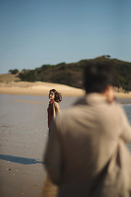 포토 JPG 주간 커플 응시 여자 남자 커플라이프 섬 여행 포즈 서기 미소 들기 사람 상반신 성인 해변 야외 두명 옆모습 뒷모습 아웃포커스 30대 마주보기 카메라 사진촬영 다정 한국인 인천 성인만 옹진군 국내포토 자연요소 라이프스타일 시선 바다 뷰포인트 컨셉 관계 모션 한국 촬영기법 표정 동양인 장년 전자제품 촬영 파일형식