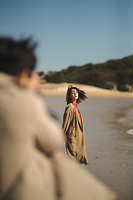 포토 JPG 주간 커플 응시 여자 남자 커플라이프 섬 여행 포즈 서기 미소 들기 사람 상반신 성인 해변 야외 두명 앞모습 옆모습 뒷모습 아웃포커스 30대 마주보기 카메라 사진촬영 다정 한국인 인천 성인만 옹진군 국내포토 자연요소 라이프스타일 시선 바다 뷰포인트 컨셉 관계 모션 한국 촬영기법 표정 동양인 장년 전자제품 촬영 파일형식