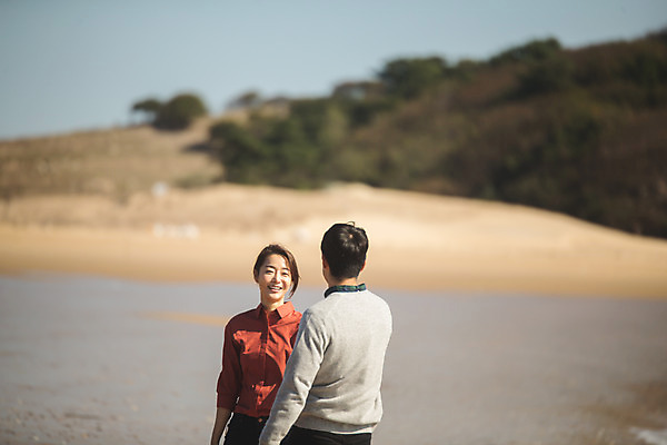 포토 JPG 주간 커플 응시 여자 남자 커플라이프 섬 여행 서기 미소 사람 상반신 성인 해변 야외 두명 앞모습 뒷모습 30대 마주보기 다정 한국인 인천 성인만 옹진군 국내포토 자연요소 라이프스타일 시선 바다 뷰포인트 컨셉 관계 모션 한국 표정 동양인 장년 파일형식