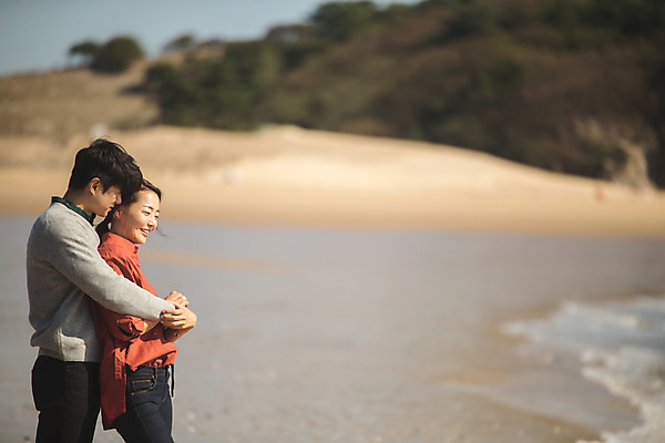 포토 JPG 주간 커플 응시 여자 남자 커플라이프 섬 여행 안기 서기 미소 사람 상반신 성인 해변 야외 두명 옆모습 30대 다정 한국인 백허그 인천 성인만 옹진군 국내포토 자연요소 라이프스타일 시선 바다 뷰포인트 컨셉 관계 모션 포옹 한국 표정 동양인 장년 파일형식