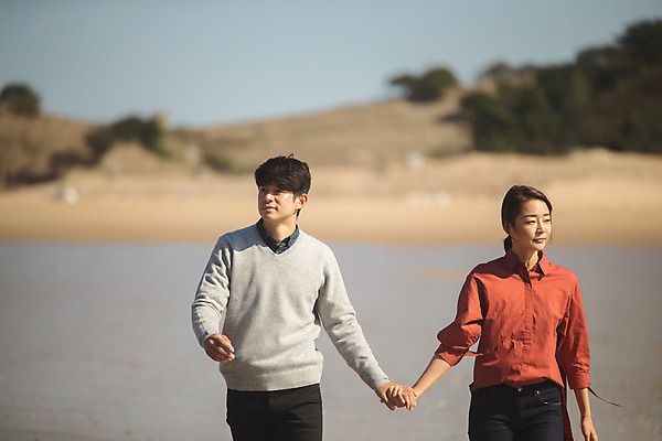 포토 JPG 주간 커플 여자 남자 커플라이프 섬 여행 사람 상반신 성인 해변 야외 두명 앞모습 30대 걷기 손잡기 다정 한국인 인천 옹진군 국내포토 자연요소 라이프스타일 바다 뷰포인트 컨셉 관계 모션 한국 동양인 장년 파일형식