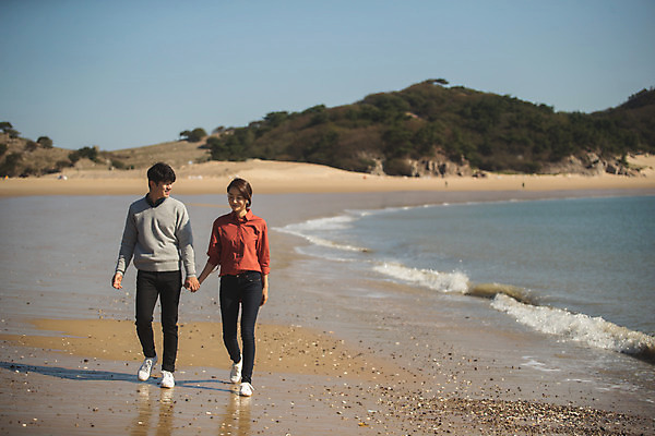 포토 JPG 주간 전신 커플 여자 남자 커플라이프 섬 여행 미소 사람 성인 해변 야외 두명 앞모습 30대 걷기 손잡기 다정 한국인 인천 옹진군 국내포토 자연요소 라이프스타일 바다 뷰포인트 컨셉 관계 모션 한국 표정 동양인 장년 파일형식