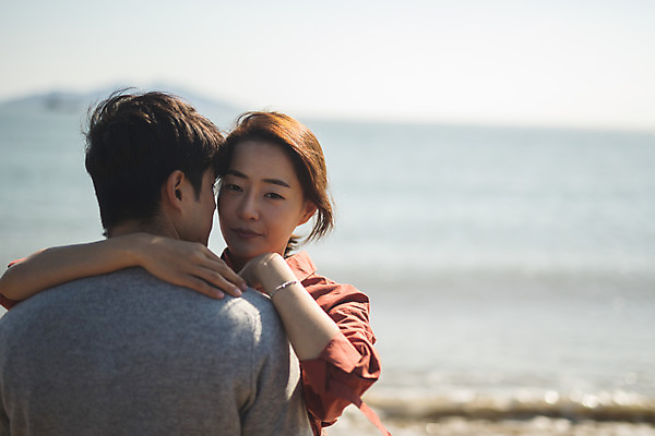 포토 JPG 주간 커플 응시 여자 남자 커플라이프 섬 여행 안기 서기 사람 상반신 성인 해변 야외 두명 앞모습 뒷모습 30대 다정 한국인 인천 성인만 옹진군 국내포토 자연요소 라이프스타일 시선 바다 뷰포인트 컨셉 관계 모션 한국 동양인 장년 파일형식