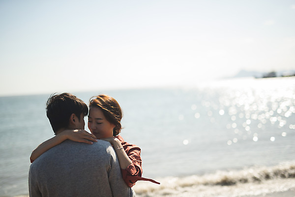 포토 JPG 주간 커플 응시 여자 남자 커플라이프 섬 여행 안기 서기 사람 상반신 성인 야외 두명 앞모습 뒷모습 30대 다정 한국인 인천 성인만 옹진군 국내포토 자연요소 라이프스타일 시선 뷰포인트 컨셉 관계 모션 한국 동양인 장년 파일형식