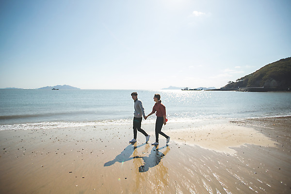 포토 JPG 주간 전신 커플 응시 여자 남자 커플라이프 섬 여행 미소 사람 성인 야외 두명 옆모습 30대 걷기 손잡기 다정 한국인 인천 성인만 옹진군 국내포토 자연요소 라이프스타일 시선 뷰포인트 컨셉 관계 모션 한국 표정 동양인 장년 파일형식