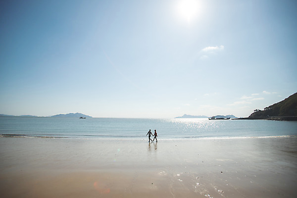 포토 JPG 주간 전신 커플 응시 여자 남자 커플라이프 섬 여행 사람 성인 야외 두명 옆모습 30대 걷기 손잡기 다정 한국인 인천 성인만 옹진군 국내포토 자연요소 라이프스타일 시선 뷰포인트 컨셉 관계 모션 한국 동양인 장년 파일형식
