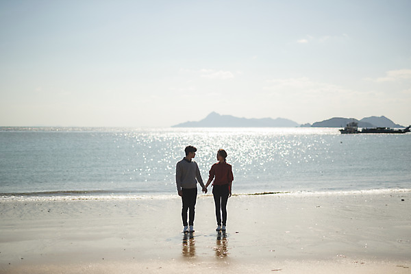포토 JPG 주간 전신 커플 응시 여자 남자 바다 커플라이프 섬 여행 서기 사람 성인 해변 야외 두명 앞모습 30대 마주보기 손잡기 다정 한국인 인천 성인만 옹진군 국내포토 자연요소 라이프스타일 시선 뷰포인트 컨셉 관계 모션 한국 동양인 장년 파일형식