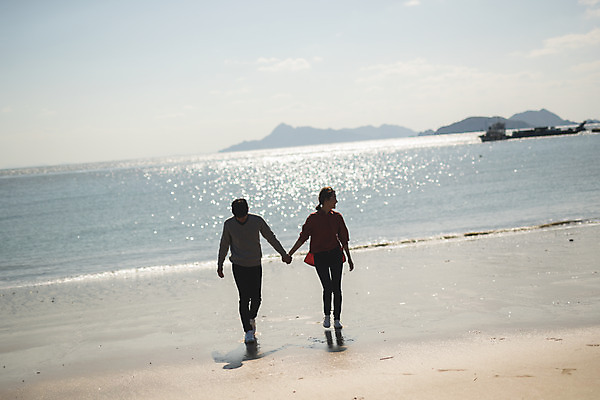 포토 JPG 주간 전신 커플 응시 여자 남자 바다 커플라이프 섬 여행 사람 성인 해변 야외 두명 앞모습 30대 걷기 손잡기 다정 한국인 인천 성인만 옹진군 국내포토 자연요소 라이프스타일 시선 뷰포인트 컨셉 관계 모션 한국 동양인 장년 파일형식
