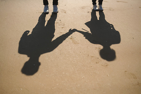 포토 JPG 주간 전신 커플 여자 남자 커플라이프 섬 여행 발 그림자 서기 사람 성인 야외 두명 신체부위 30대 손잡기 다정 한국인 하반신 인천 성인만 옹진군 국내포토 자연요소 라이프스타일 컨셉 관계 모션 한국 동양인 장년 파일형식