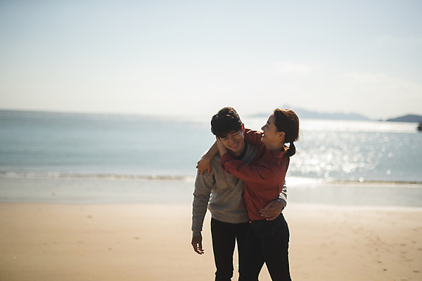 포토 JPG 주간 커플 여자 남자 바다 커플라이프 섬 여행 장난 안기 서기 미소 사람 상반신 성인 해변 야외 두명 앞모습 옆모습 30대 다정 한국인 인천 헤드락 성인만 옹진군 국내포토 자연요소 라이프스타일 뷰포인트 컨셉 관계 모션 한국 기술 표정 동양인 장년 파일형식