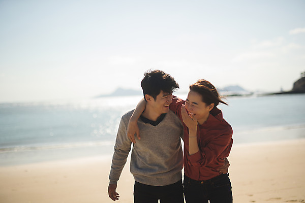 포토 JPG 주간 커플 여자 남자 바다 커플라이프 섬 여행 장난 어깨동무 서기 미소 웃음 사람 상반신 성인 야외 두명 앞모습 30대 다정 한국인 인천 성인만 옹진군 국내포토 자연요소 라이프스타일 뷰포인트 포즈 컨셉 관계 모션 한국 표정 동양인 장년 파일형식