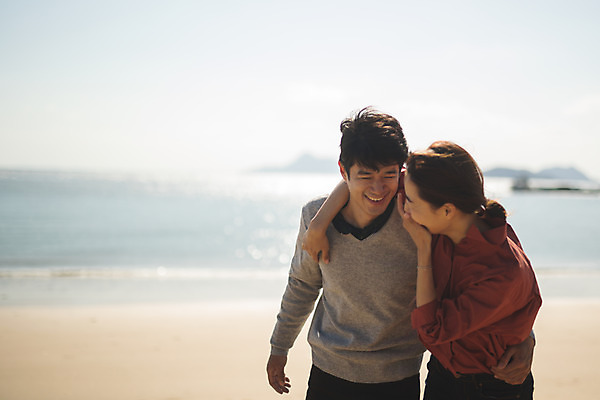 포토 JPG 주간 커플 여자 남자 바다 커플라이프 섬 여행 장난 어깨동무 서기 미소 웃음 사람 상반신 성인 야외 두명 앞모습 30대 다정 한국인 인천 성인만 옹진군 국내포토 자연요소 라이프스타일 뷰포인트 포즈 컨셉 관계 모션 한국 표정 동양인 장년 파일형식