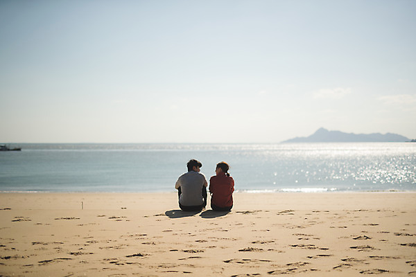 포토 JPG 주간 커플 응시 여자 남자 바다 커플라이프 섬 여행 미소 사람 앉기 상반신 성인 해변 야외 두명 뒷모습 30대 마주보기 다정 한국인 인천 옹진군 국내포토 자연요소 라이프스타일 시선 뷰포인트 컨셉 관계 모션 한국 표정 동양인 장년 파일형식