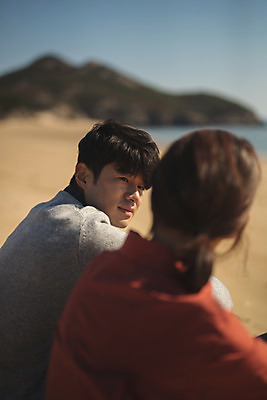 포토 JPG 주간 커플 응시 여자 남자 바다 커플라이프 섬 여행 사람 앉기 상반신 성인 해변 야외 두명 옆모습 뒷모습 30대 다정 한국인 인천 성인만 옹진군 국내포토 자연요소 라이프스타일 시선 뷰포인트 컨셉 관계 모션 한국 동양인 장년 파일형식