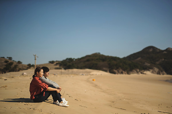 포토 JPG 주간 전신 커플 응시 여자 남자 바다 커플라이프 섬 여행 휴식 사람 앉기 성인 해변 야외 두명 옆모습 30대 다정 한국인 인천 성인만 옹진군 국내포토 자연요소 라이프스타일 시선 뷰포인트 컨셉 관계 모션 한국 동양인 장년 파일형식