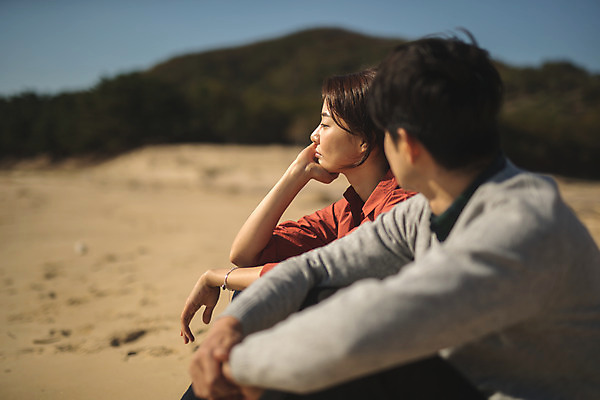 포토 JPG 주간 커플 응시 여자 남자 바다 커플라이프 섬 여행 사람 앉기 상반신 성인 해변 야외 두명 옆모습 30대 다정 한국인 인천 성인만 옹진군 국내포토 자연요소 라이프스타일 시선 뷰포인트 컨셉 관계 모션 한국 동양인 장년 파일형식